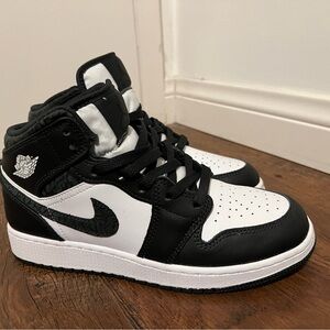 Nike Kids Jordan Sneakers black and white